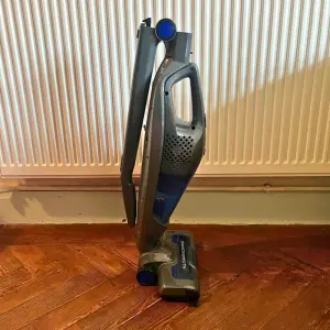 Mumsnet journalist Poppy O'Neill testing the Russell Hobbs Centaur 2 in 1 Cordless Vacuum