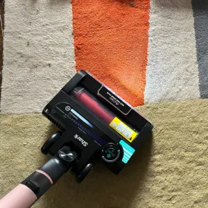 Mumsnet journalist Poppy O'Neill testing the Shark Stratos Anti Hair Wrap Plus IZ400UK Cordless Vacuum Cleaner