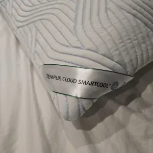 A close up of the TEMPUR Cloud SmartCool Pillow label