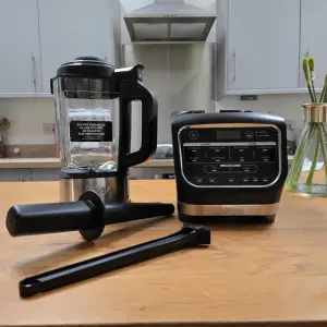 The Ninja Foodi Blender and Soup Maker dismantled on a kitchen worktop