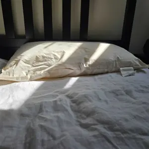 Ava Innes Luxury Wool & Organic Cotton Bed Pillow on the tester's bed