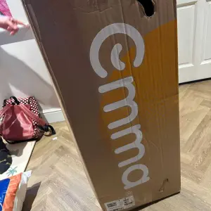 The box of the Emma Original Elite Mattress after delivery