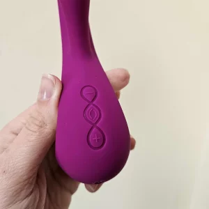 A close up of the LELO SORAYA controls on its handle