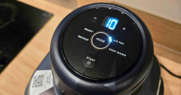 Ninja CRiSPi control dial showing Air Fry mode selected with 10-minute timer display illuminated