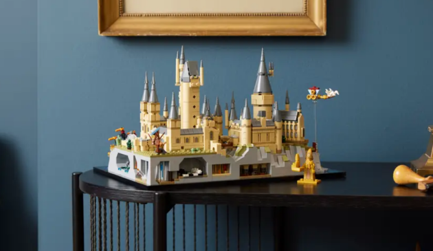 LEGO® Hogwarts™ Castle and Grounds,