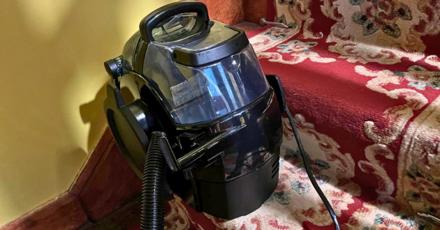 Mumsnet home editor Poppy O'Neill testing the Bissell SpotClean Pro
