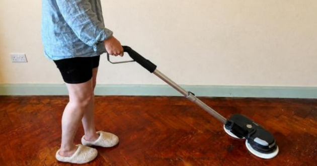 Mumsnet home editor Poppy O'Neill tests the Aircraft PowerGlide