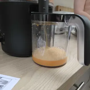 The Braun MultiJuice 5 pictured with its juice output in the jug
