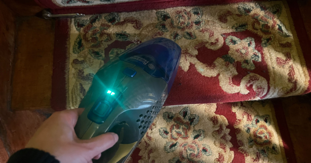 Mumsnet journalist Poppy O'Neill hand testing the Russell Hobbs Centaur 2 in 1 Cordless Vacuum Cleaner