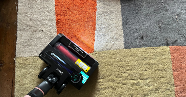 Mumsnet journalist Poppy O'Neill hand testing the Shark Stratos IZ400UK Anti Hair Wrap Plus Cordless Vacuum