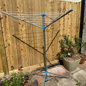 Mumsnet home editor Poppy O'Neill testing the Minky Freestanding Rotary Airer