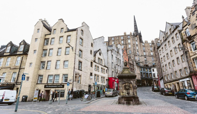 a square in the middle of Edinburgh with a statue at its centre
