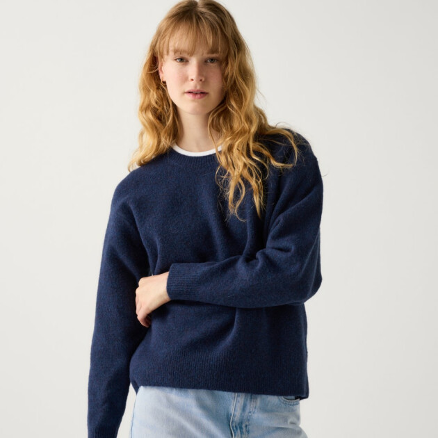 A model wears Uniqlo's Women’s Soufflé Yarn Crew Neck Jumper