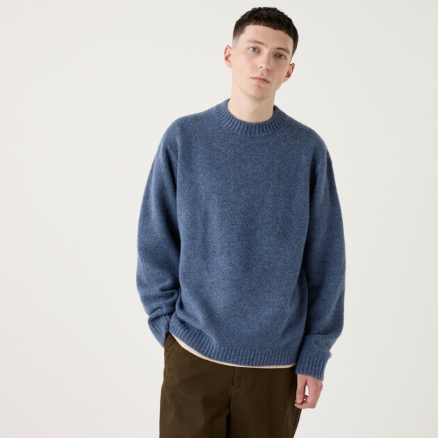 A male model wears Uniqlo's Soufflé Yarn Crew Neck Jumper