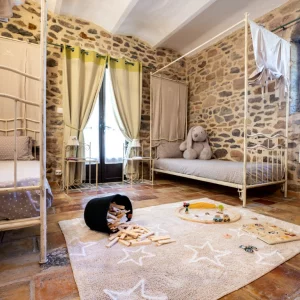 Two beds in a bedroom for children at Country Kids in the South of France