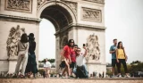 Family standing in front of the Arc de Triomphe