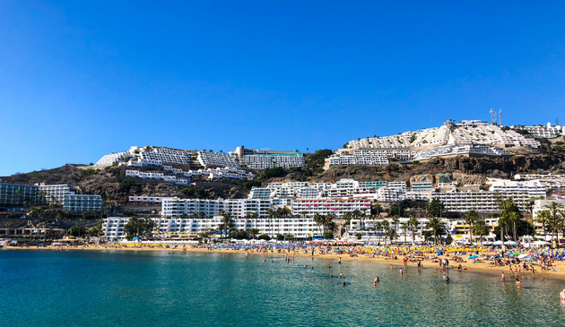 hotels on a sunny beach in gran canaria