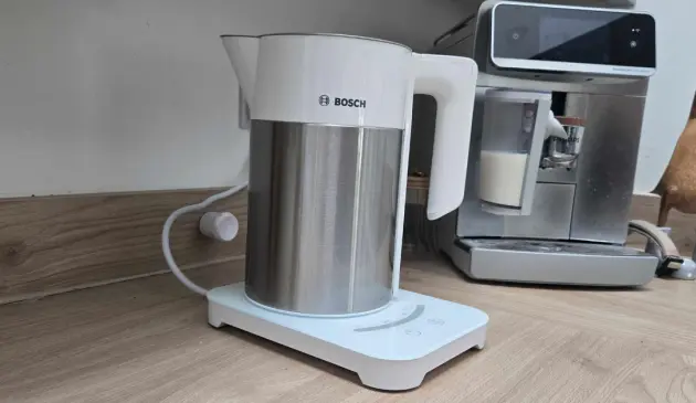 The Bosch Sky TWK7201GB kettle in white