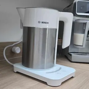 The Bosch Sky TWK7201GB kettle in white