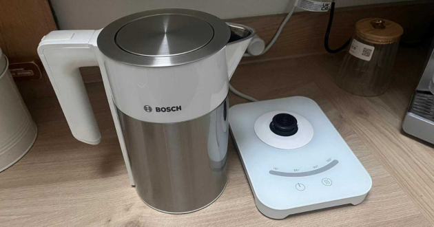 The Bosch Sky TWK7201GB kettle off hits control hub