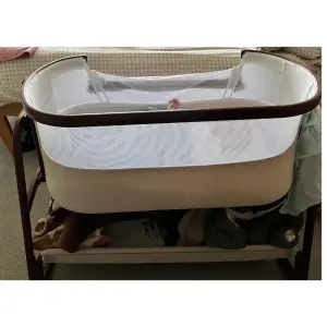 Ickle Bubba Bubba&Me Luxe Bedside Crib review image of crib side on with baby in testing