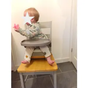 Child sitting in Maxi-Cosi Jay Feeding booster seat