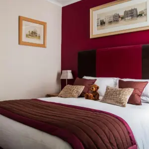 Clarence Court Hotel room