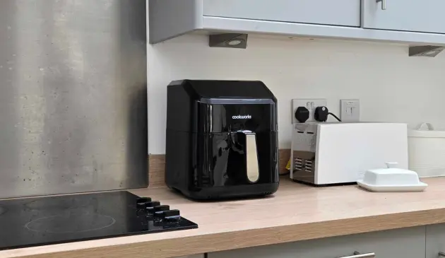Cookworks 5L Air Fryer on a wooden kitchen worktop beside a hob.
