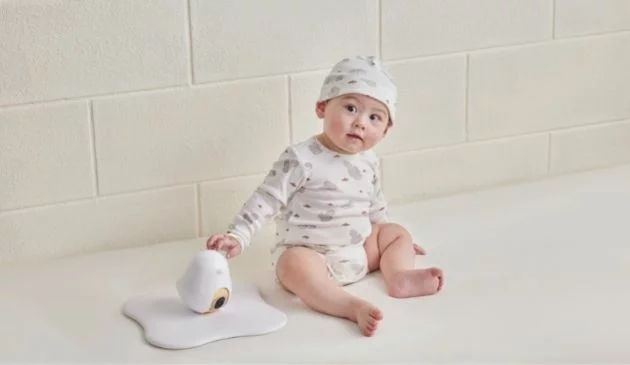 Baby playing with Cubo