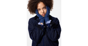 A model wears Uniqlo's HEATTECH Knit Gloves
