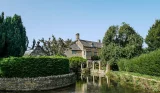 a picturesque cotswolds village