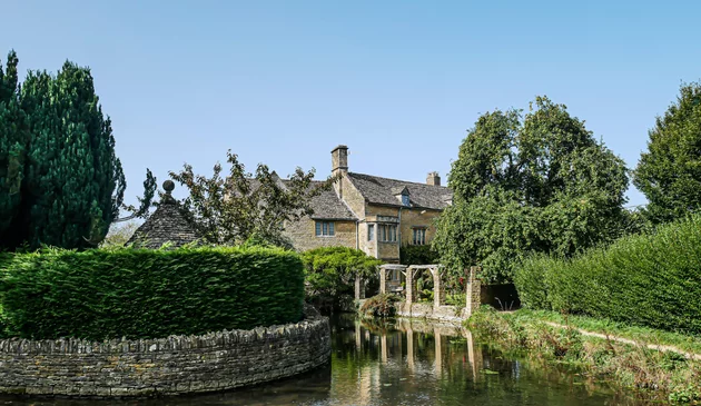 a picturesque cotswolds village