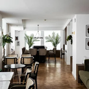 A lounge area at Holiday Inn Paris Palais