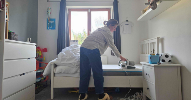 Mumsnet editor Rebecca tests the Hoover HMC5 4in1 mattress cleaner in her child's bedroom