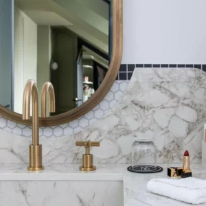 A bathroom at Hôtel L’Echiquier Opera Paris