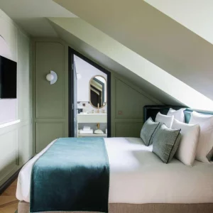 A bedroom at Hôtel L’Echiquier Opera Paris