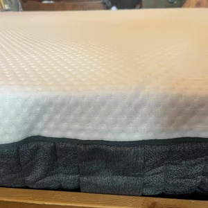 A side view of the Emma Hybrid Thermosync mattress