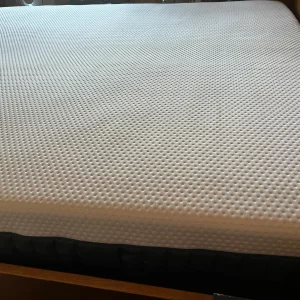 A top view of the Emma Hybrid Thermosync mattress