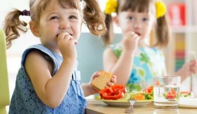 two children eating healthy snacks