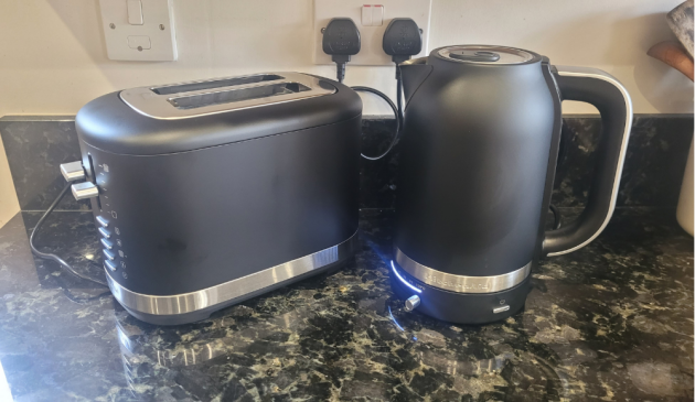 KitchenAid 5KMT2109BPT 2-Slice Toaster and its matching kettle