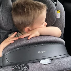 little boy resting in Anoris T2 i-Size car seat