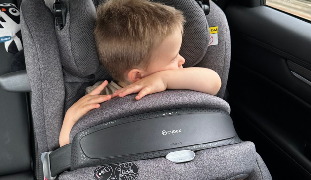 little boy resting in Cybex Anoris T2