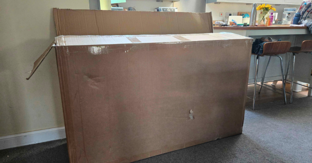 The delivery box of the Loaf Bed in a Bun
