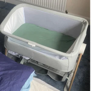 Mamas & Papas Lua Bedside Crib in room