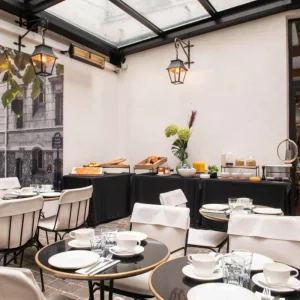 The breakfast room at Hôtel Môm'Art, Paris