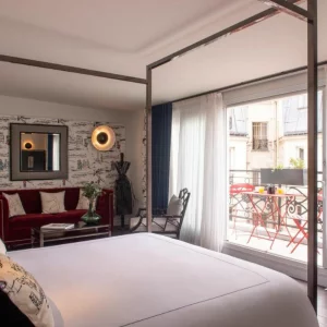 Four poster bed at Hôtel Môm'Art, Paris