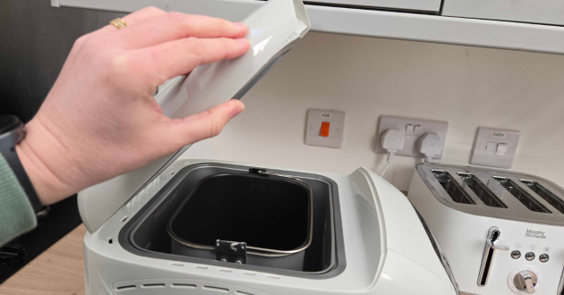 The lid on top of the Morphy Richards fastbake breadmaker