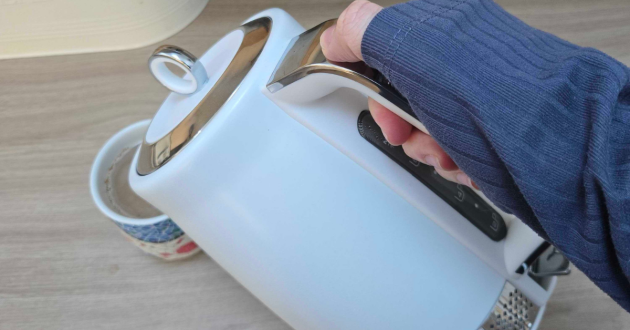 The Morphy Richards Illumination kettle during use
