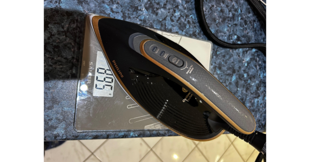 Mumsnet tester fact-checks the weight of the Philips steam generator iron using digital scales