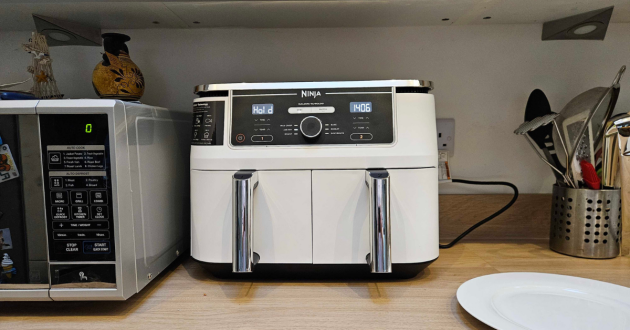 NINJA Foodi MAX Dual Zone AF400UKWH Air Fryer on a real kitchen countertop